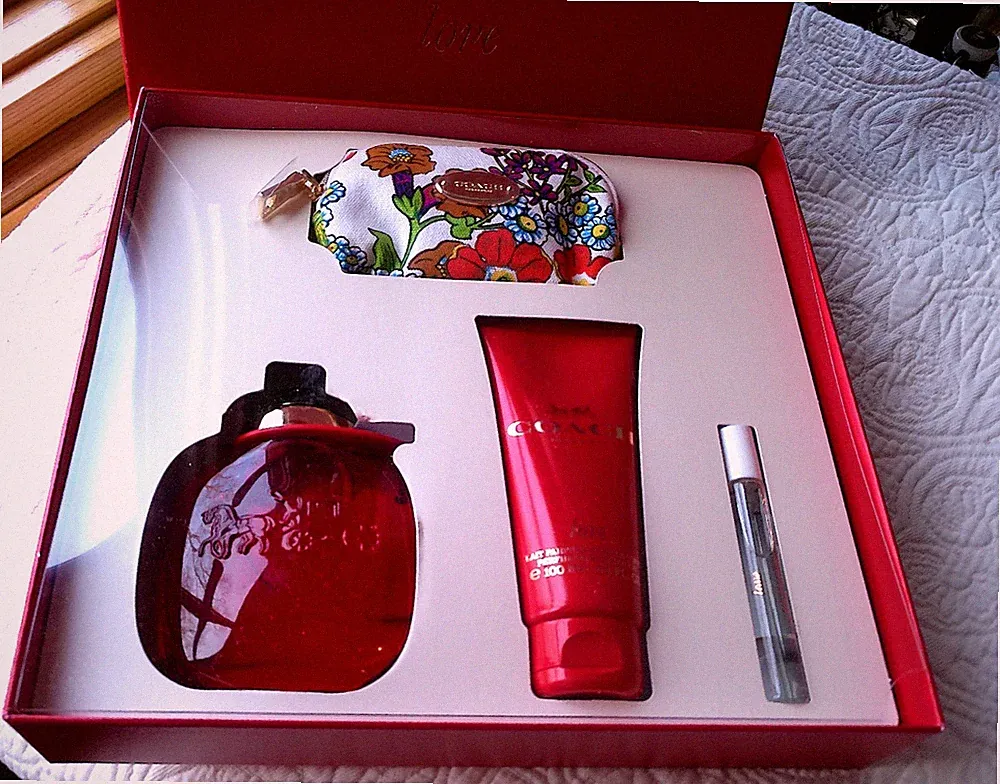 COACH PERFUME LOVE FRAGRANCE GIFT SET 4 PIECE PERFUME + BODY LOTION + BAG + TRAV