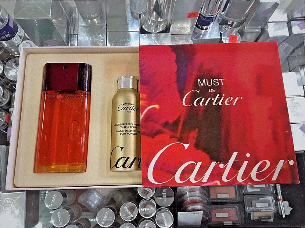 MUST DE CARTIER 2 PIECE GIFT SET (EDT SPRAY 50ML AND PERFUMED BODY POWDER 20G)