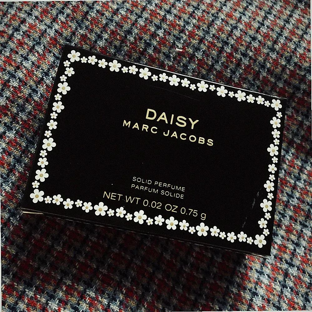 NIB Marc Jacobs Daisy Solid Perfume Pendant Necklace Gift Set Discontinued Pouch