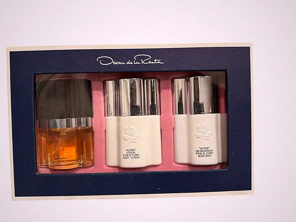 Oscar de la renta Eau De Toilette Natural Spray,Body Lotion & Body Bath Gift Set