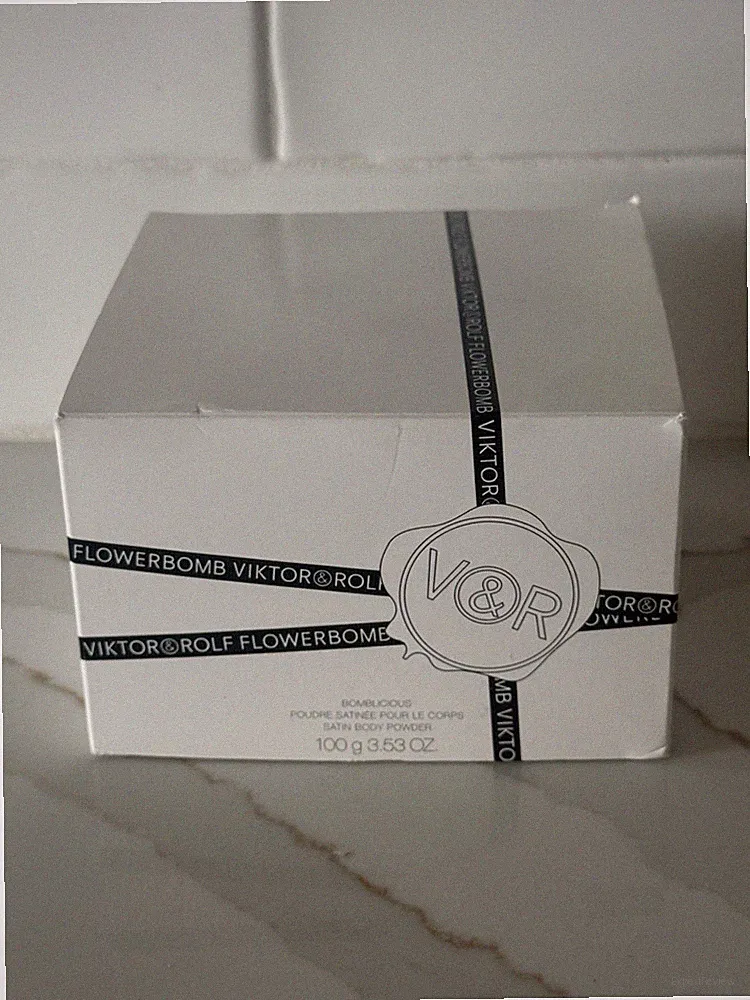 SEALED Bomblicious VIKTOR & ROLF Flowerbomb Satin Perfume Body Powder 3.5