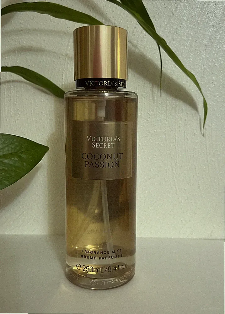Victoria's Secret Classic Coconut Passion 8.4 oz Fragrance Mist !!