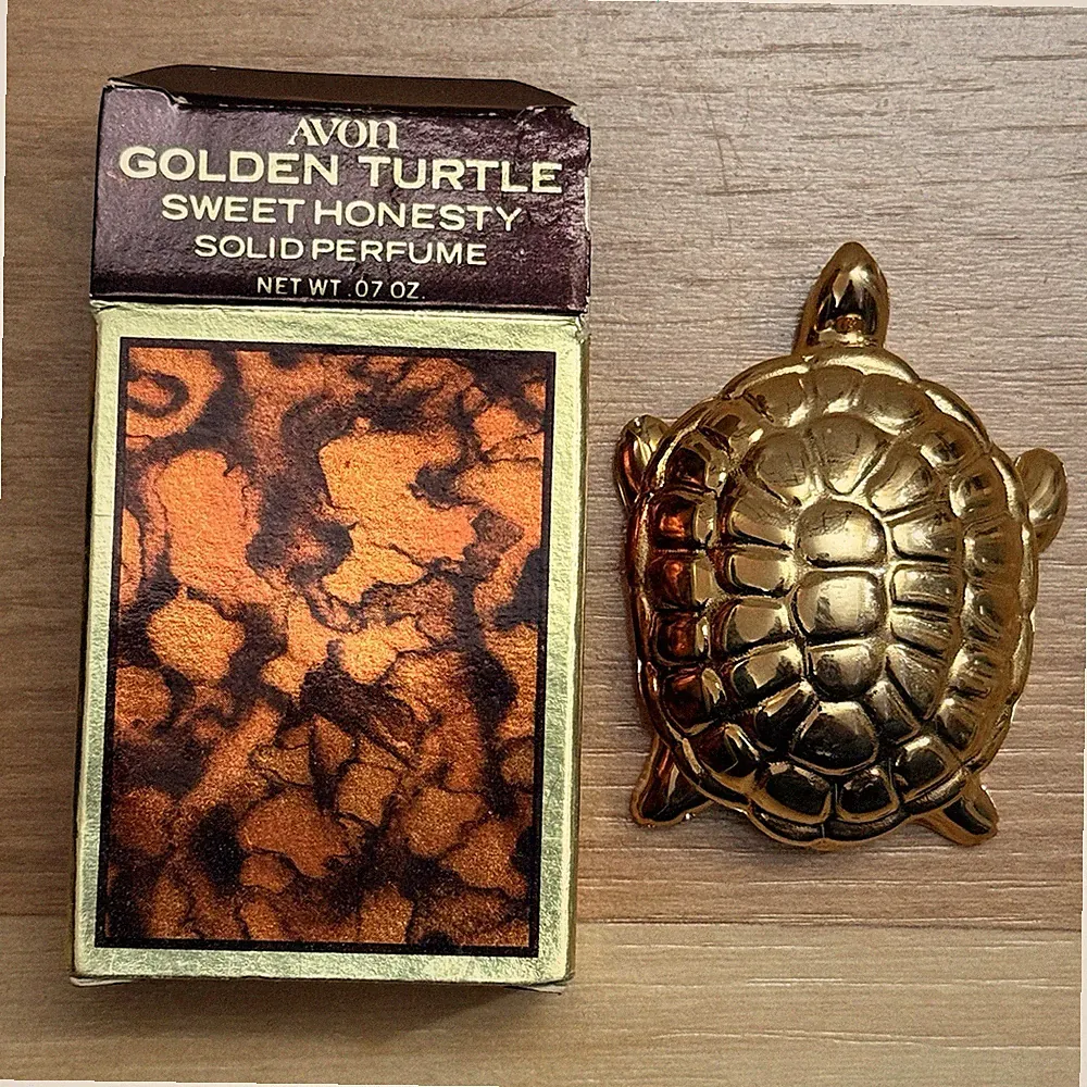Vintage Avon Golden Turtle Solid Perfume Sweet Honesty Compact .07 oz 2.25” NOS