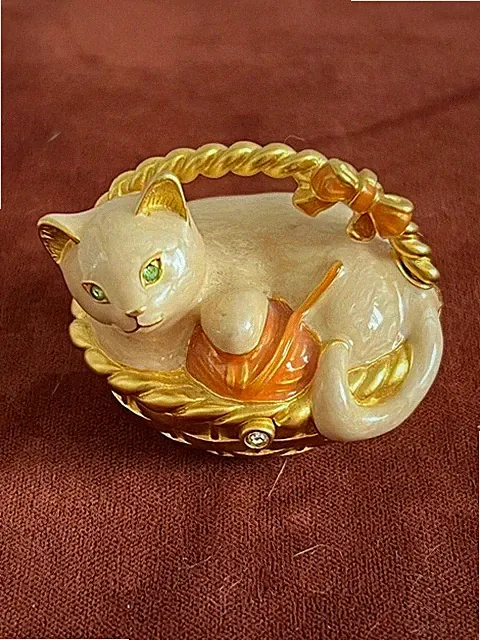 VINTAGE CAT IN BASKET BEAUTIFUL PERFUME COMPACT FILLED UNTOUCHED