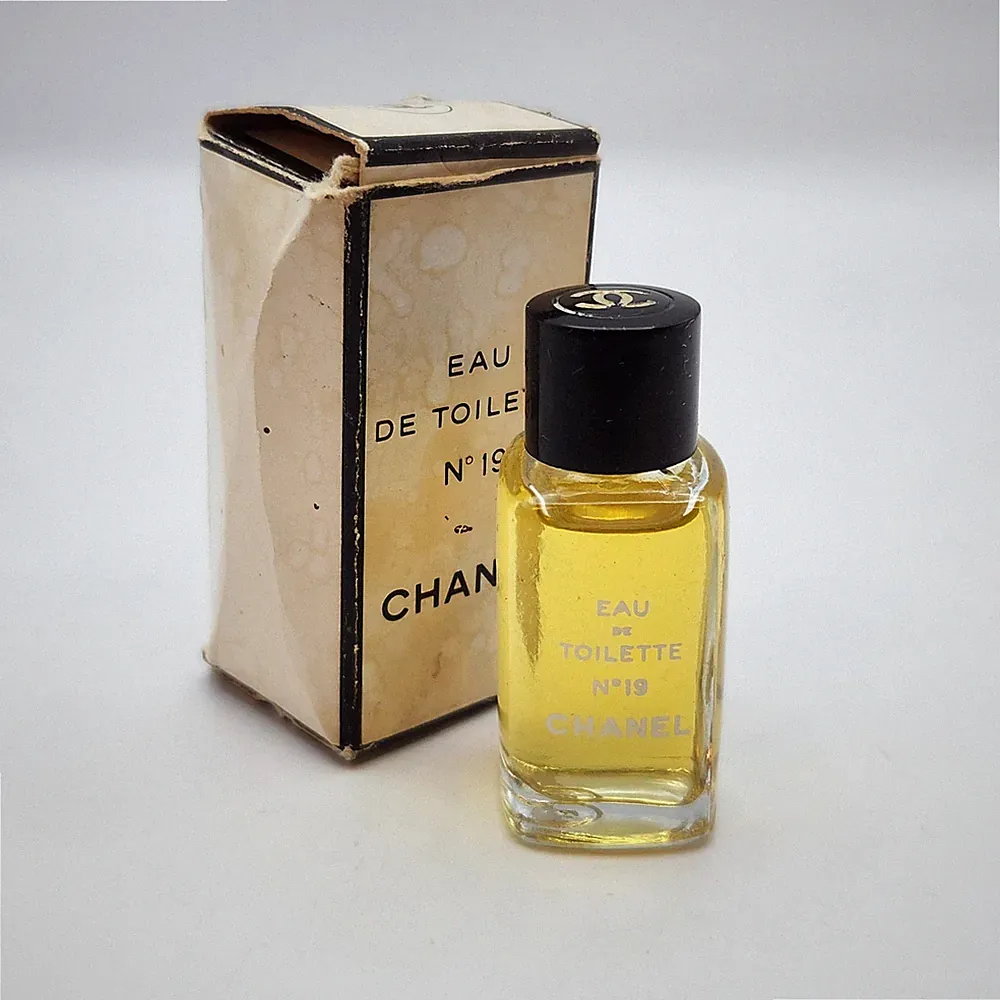 Vintage Chanel Eau De Toilette No 19 Parfume 4.5 ml 80's Splash Dab Perfume