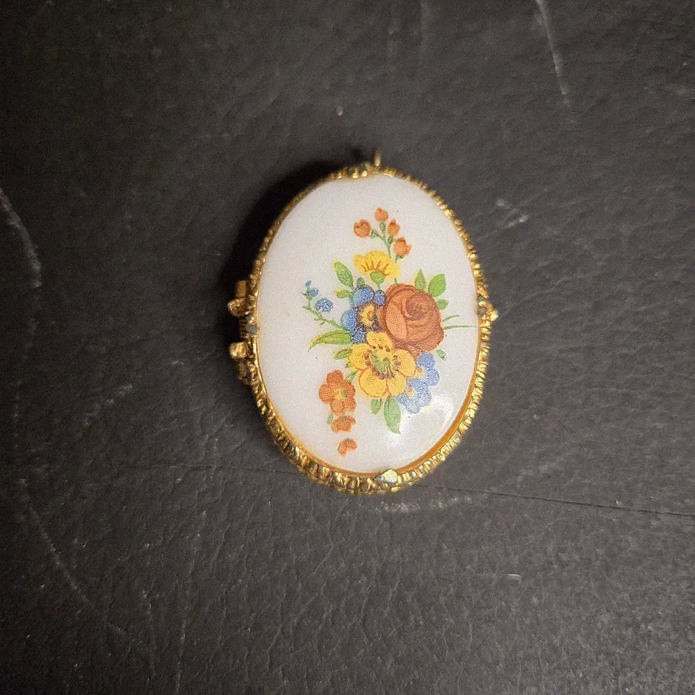 Vtg Mary Chess Locket Pendent Porcelain Open Empty Solid Perfume Gold-tone MCM